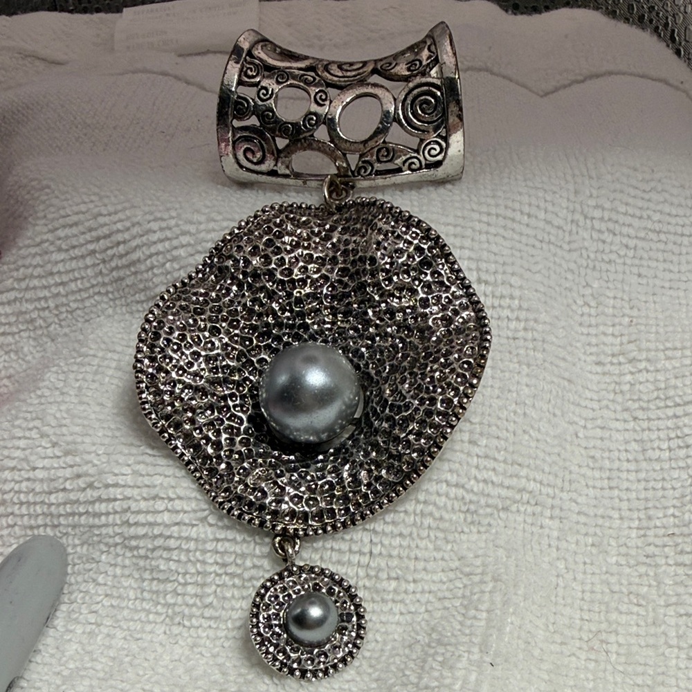 Elegant Silver Toned Scarf Ring with Faux Pearl Accents